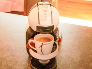 Příslušenství pro přípravu čaje a kávy v ubytování Chalet Le Raccard by Interhome + 27 fotografií