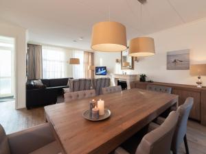 Μια τηλεόραση ή/και κέντρο ψυχαγωγίας στο Holiday Home Ganuenta-1 by Interhome +18 φωτογραφίες