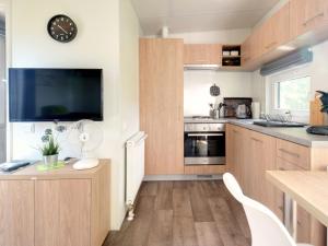 Kuchyň nebo kuchyňský kout v ubytování Holiday Home Campingplatz an der Altmühl by Interhome