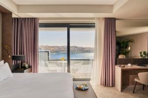 Výhled na řeku, která protéká v blízkosti hotelu