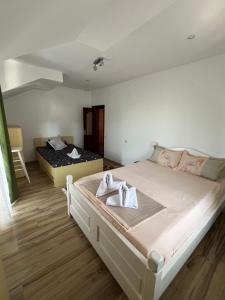 Postel nebo postele na pokoji v ubytování Casa Bunicii Comarnic
