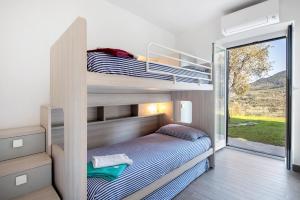 サンタ・マルゲリータ・リグレにあるCasa di Pietraの二段ベッド2台と窓のある寝室 +23枚の写真