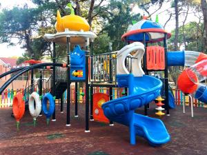 Ein Kinderspielbereich in der Unterkunft Glamping Tents | Losinj | Camp Čikat
