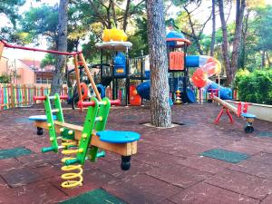 Ein Kinderspielbereich in der Unterkunft Glamping Tents | Losinj | Camp Čikat