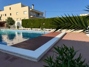 una piscina frente a un edificio en RVApartaments Escala Brava, en L'Escala
