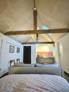un dormitorio con una cama en una habitación en Cambridgeshire Wabi-sabi, en Barrington