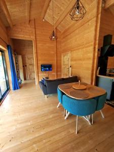 TV a/nebo společenská místnost v ubytování Chalet "Le Ressourcé"