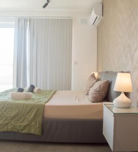 En eller flere senger på et rom på Marsaskala Sea View Duplex Penthouse - Mive Properties