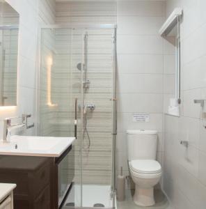 Et bad på Marsaskala Sea View Duplex Penthouse - Mive Properties