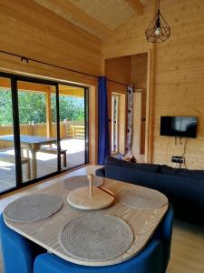 TV a/nebo společenská místnost v ubytování Chalet "Le Ressourcé"
