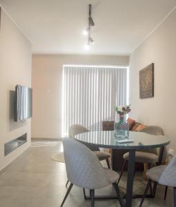 En TV eller et underholdningssystem på Marsaskala Sea View Duplex Penthouse - Mive Properties