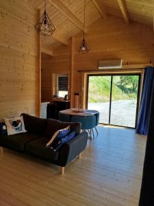 TV a/nebo společenská místnost v ubytování Chalet "Le Ressourcé"