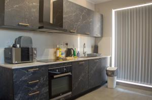 Kjøkken eller kjøkkenkrok på Marsaskala Sea View Duplex Penthouse - Mive Properties