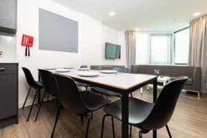 una sala da pranzo con tavolo e sedie di Beckett House near Dublin City Centre a Dublino