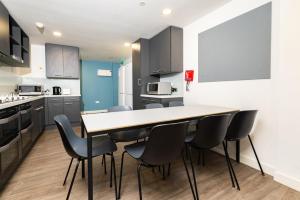 una cucina con un tavolo e delle sedie di Beckett House near Dublin City Centre a Dublino Altre 7 foto