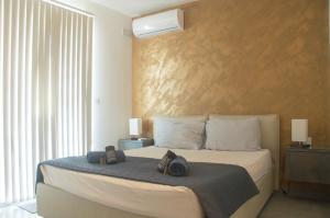 En eller flere senger på et rom på Marsaskala Sea View Duplex Penthouse - Mive Properties