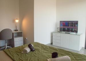 En eller flere senger på et rom på Marsaskala Sea View Duplex Penthouse - Mive Properties