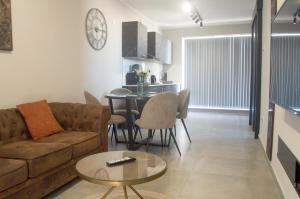 Et sittehjørne på Marsaskala Sea View Duplex Penthouse - Mive Properties