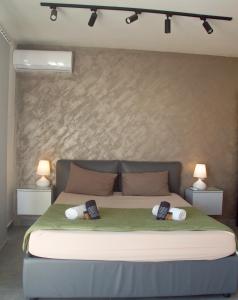En eller flere senger på et rom på Marsaskala Sea View Duplex Penthouse - Mive Properties