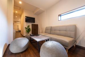 una sala de estar con un sofá y una mesa en M Park, en Fukuoka