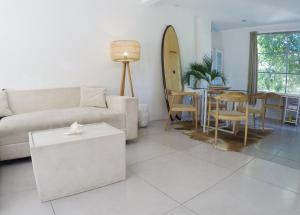 Ein Sitzbereich in der Unterkunft Seminyak Beach Tropical Hideaway Apartment