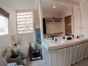 Galeriebild der Unterkunft Seminyak Beach Tropical Hideaway Apartment in Seminyak