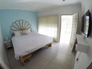 Ein Bett oder Betten in einem Zimmer der Unterkunft Seminyak Beach Tropical Hideaway Apartment