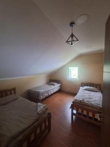 Postel nebo postele na pokoji v ubytování Lia's Guest house Tsvirmi