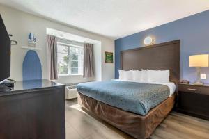 Postel nebo postele na pokoji v ubytování Econo Lodge Inn & Suites