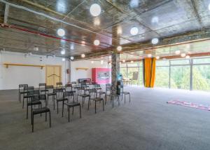 Коворкинг-резорт ololoAkJol餐厅或其他用餐的地方