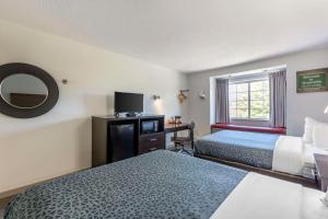 Postel nebo postele na pokoji v ubytování Econo Lodge Inn & Suites