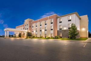 an empty parking lot in front of a building at Comfort Suites Rensselaer near Fair Oaks in Rensselaer