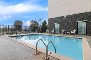 a swimming pool in front of a building at Comfort Suites Rensselaer near Fair Oaks in Rensselaer