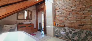 Łazienka z umywalką i ceglaną ścianą w obiekcie The Loft Warsaw w mieście Michałowice