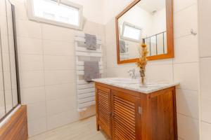 Et badeværelse på Maison Élégante avec Jardin I Centre de Cognac + 30 billeder