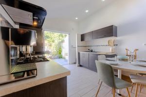 Køkken eller tekøkken på Maison Élégante avec Jardin I Centre de Cognac