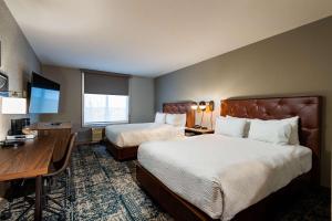 Postel nebo postele na pokoji v ubytování Radisson Hotel Fairview Heights - St Louis