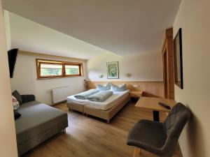 un soggiorno con un letto e un divano di Haus Gfall a Kaunertal