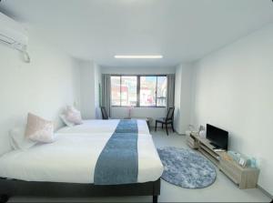 A bed or beds in a room at THE MOON Atami