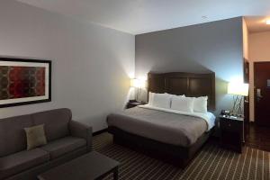 Postel nebo postele na pokoji v ubytování Quality Inn & Suites