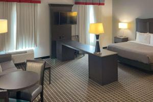 Postel nebo postele na pokoji v ubytování Quality Inn & Suites