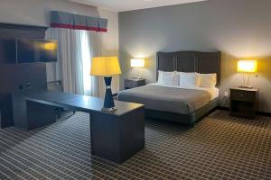 Postel nebo postele na pokoji v ubytování Quality Inn & Suites
