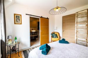 Postel nebo postele na pokoji v ubytování Chalet des longschamps