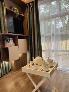 une table dans un salon avec une fenêtre dans l'établissement Ravenswood Pod, à Fort William