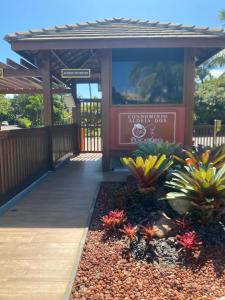 un edificio con una puerta y flores delante de él en Pousada Farol das Tartarugas, en Praia do Forte