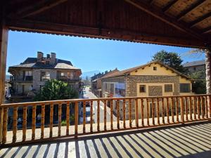 A balcony or terrace at Spacious apartment in Bellver de Cerdanya 150 m² with balcony