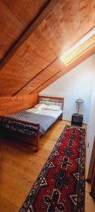 sypialnia z łóżkiem i dywanem na podłodze w obiekcie The Loft Warsaw w mieście Michałowice