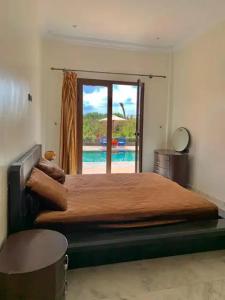 Schlafzimmer mit einem großen Bett und Poolblick in der Unterkunft Villa Kenza Marrakech in Tillouna + 24 Fotos
