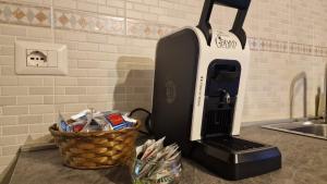 encimera de cocina con cafetera y cesta en L'Alloggio di San Pellegrino, en Viterbo