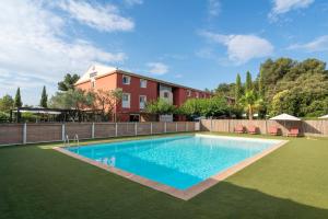 Bazén v ubytování Best Western Terre de Provence nebo v jeho okolí